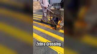 パキスタンの横断歩道改修工事 |黄色の熱可塑性道路標識ペイント